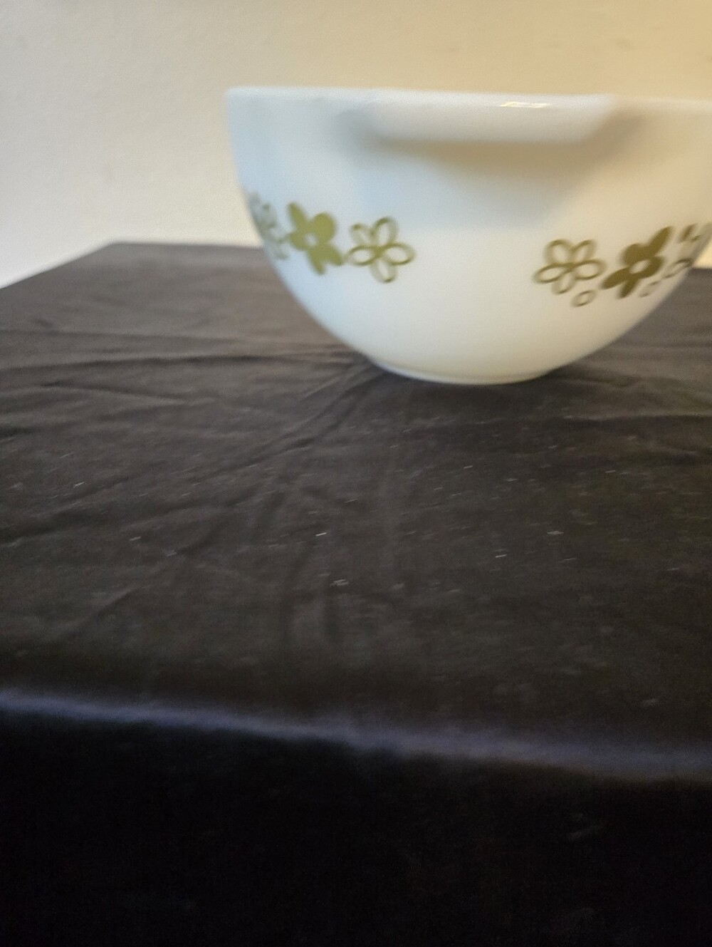 VTG Pyrex Crazy DaisyWhite Mixing Bowl with Olive Green Floral Band 1.5 Pint - Picture 2 of 6